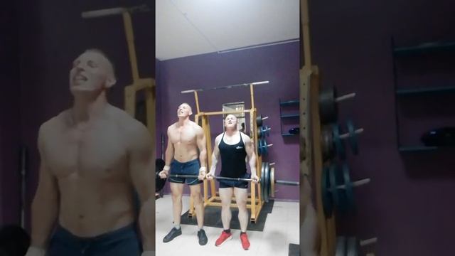 КАЧКИ ПОДНИМАЮТ 120 НА БИЦЕПС