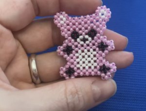 Розовый мишка из бисера Фигурка в технике крестик