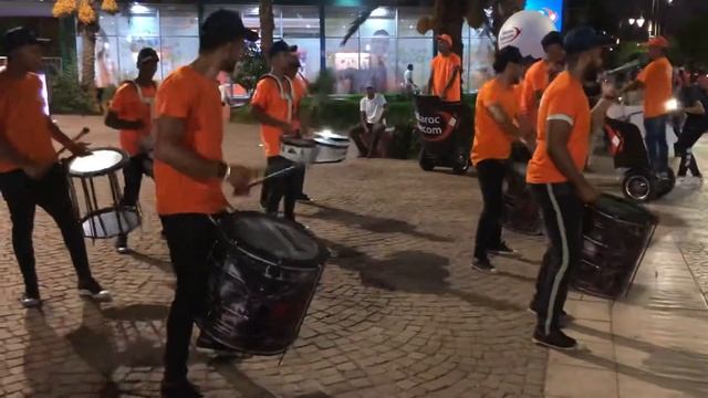 Перфоманс на барабанах в местном стиле в Медине Марракеш. смотреть онлайн