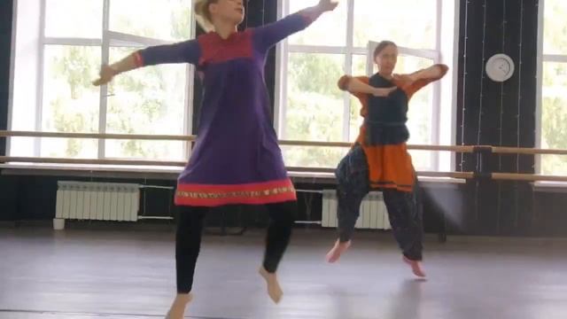 Индийский классический танец «Кучипуди». Фрагмент тренировки. Новосибирск #natya_anjali #кучипуди смотреть онлайн