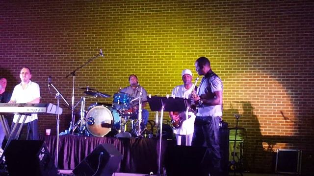Jackie Clark on bass with Brian Simpson and Jackiem Joyner смотреть онлайн