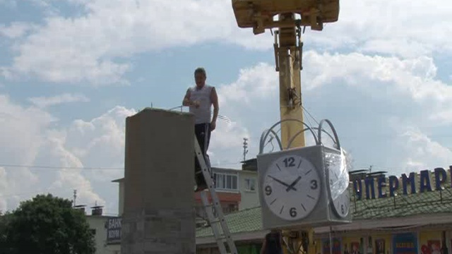 Установка часов напротив Торгового центра смотреть онлайн
