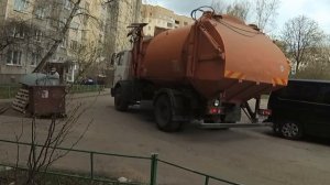 Мусоровоз на загрузке мусора.  Сможет ли забрать 100 контейнеров мусора?