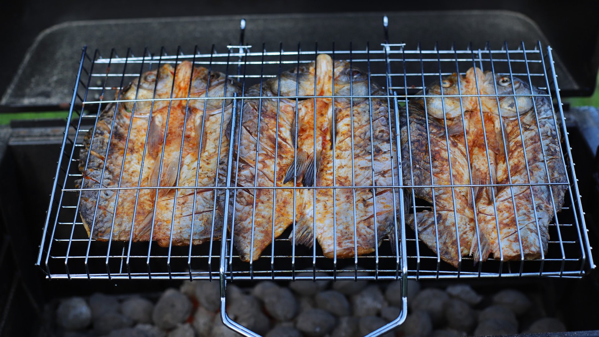 Я знаю как вкусно приготовить карасей на мангале(делюсь рецептом). смотреть онлайн