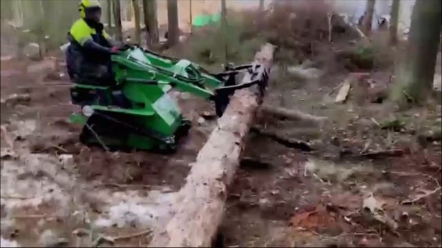 Видео от покупателя гусеничного мини-погрузчика МиниП320 в работе. смотреть онлайн