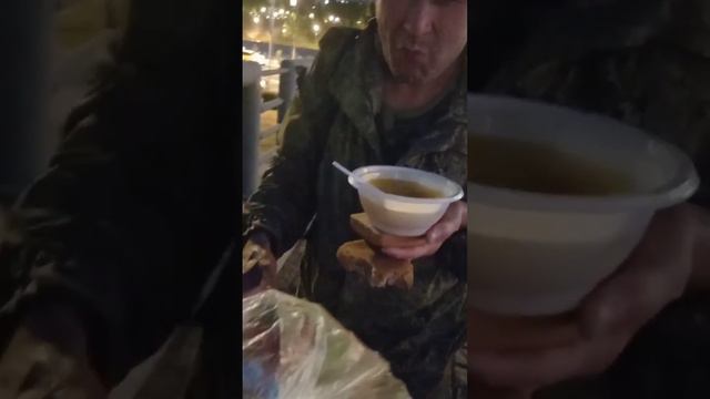 Бездомные люди тоже чистят зубы👍