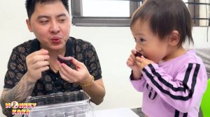 Kaka and Diem eat plums with their dad, it's delicious