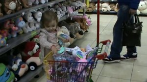 Шопинг в детском магазине игрушек куклы Shopping poupées de magasins de jouets d