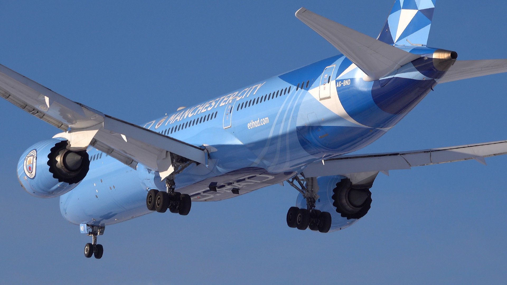 В Шереметьево стало "этихадно": три борта Etihad туда-сюда за несколько часов. "Дримлайнеры" и B777 смотреть онлайн