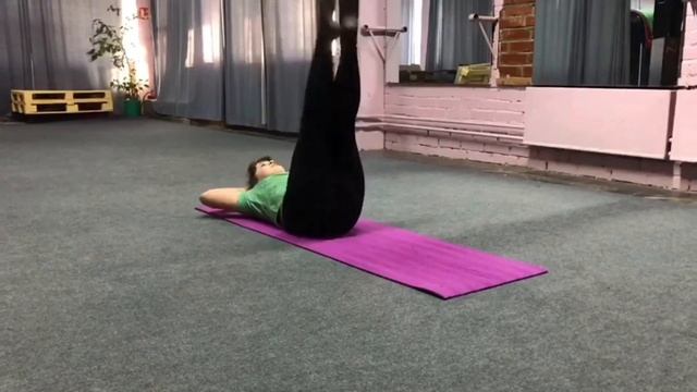 Урок партерной гимнастики для старшей группы танцевального коллектива «Dance Universal» смотреть онлайн