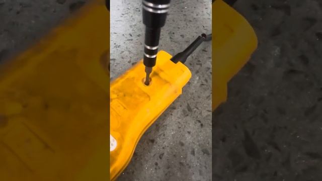 Opening a Fluke T150 voltage tester to repair a broken cable part 1 смотреть онлайн