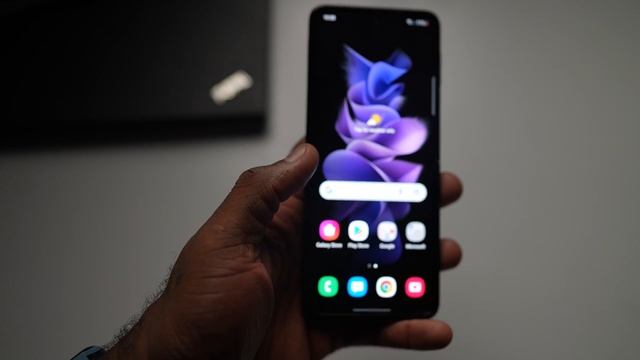 Samsung Z Flip 3 Weeks Later - Why This Phone May Give The Apple iPhone 13 A Run For Its Money! смотреть онлайн