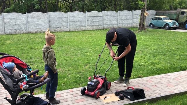 Распаковываем аккумуляторную газонокосилку WORCRAFT CLM-S40Li