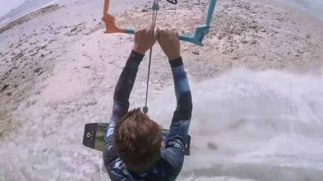 Кайтсерфинг обучение. КАЙТ ПРОГРЕСС. Прыжок со скидыванием доски. Beach jump. смотреть онлайн