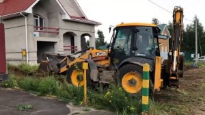Планировка участка экскаватором-погрузчиком JCB
