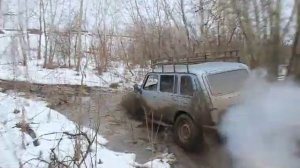 Нива 5-ти дверка. по грязи))))