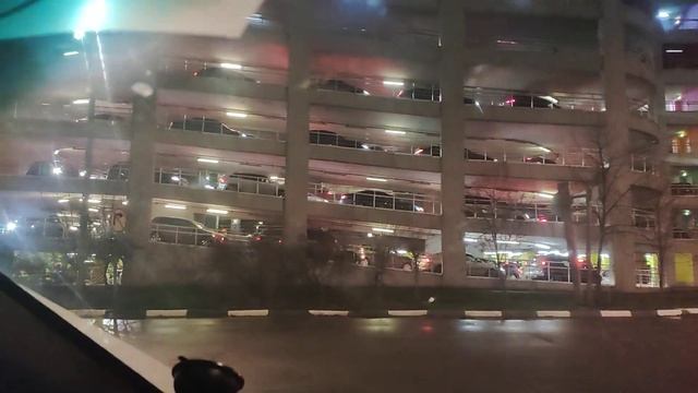 Выезд с парковки ТЦ Метрополис смотреть онлайн