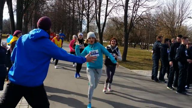 Участие в забеге, призванном обратить внимание общества на проблему аутизма. смотреть онлайн