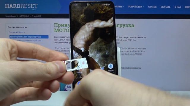 Установка SIM-карты и карты памяти в Motorola Moto G30. Как открыть слот для карт на Motorola G30? смотреть онлайн