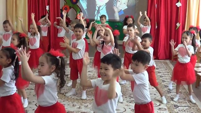 Зажигательный ФЛЕШМОБ в ДЕТСКОМ саду 8 МАРТА Моя Мамуля FLASHMOB in Kindergarten on MARCH 8 My Momm смотреть онлайн