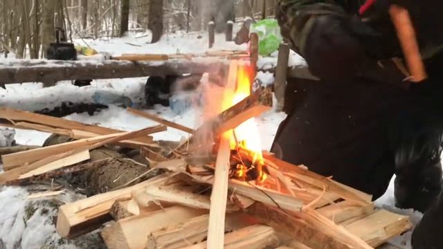 Костёр в лесу смотреть онлайн