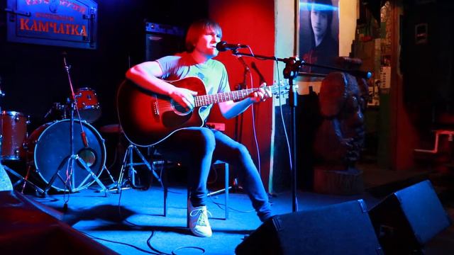 Белая гадость лежит под окном смотреть онлайн