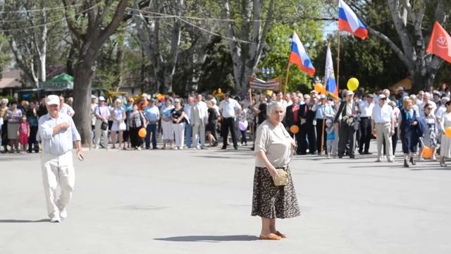 Во время первомайской демонстрации женщина набросилась на мэра Феодосии смотреть онлайн