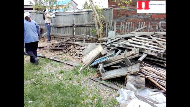 Влог:3 день пилим доски у тёти/ делаем забор/увезли точить цепь /одеваю цепь на пилу смотреть онлайн