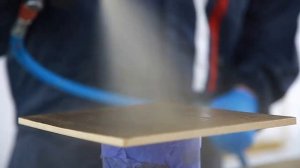 Технология распыления морилки с помощью краскопульта на шпоне ясеня