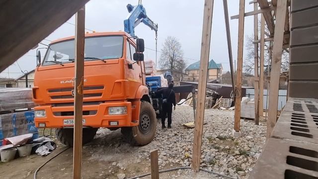 Доставка стройматериалов в Красногорск на вездеходе. Укладка бетонных плит перекрытия на фундамент. смотреть онлайн