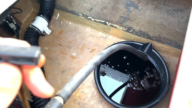 AMSOIL to the Rescue! Changing Out Old Marine Engine Oil in 5 Minutes смотреть онлайн