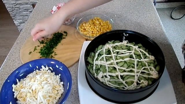 СЛОЕНЫЙ САЛАТ "НОВИНКА"! Очень вкусно, сытно и просто! смотреть онлайн