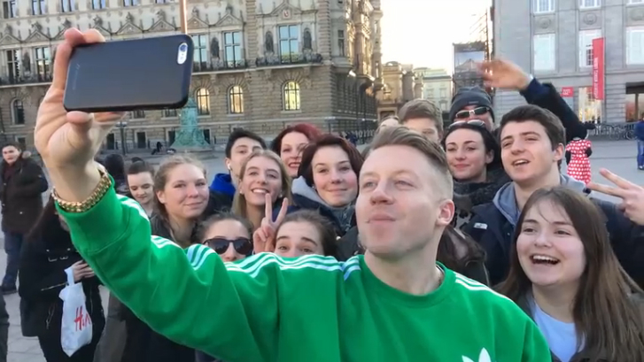 Macklemore & Ryan Lewis – Brad Pitt’s Cousin смотреть онлайн