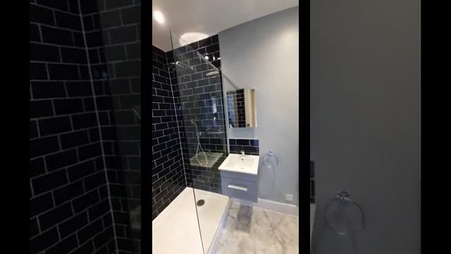 Metro Tiled en-suite shower with marble floor tiles смотреть онлайн
