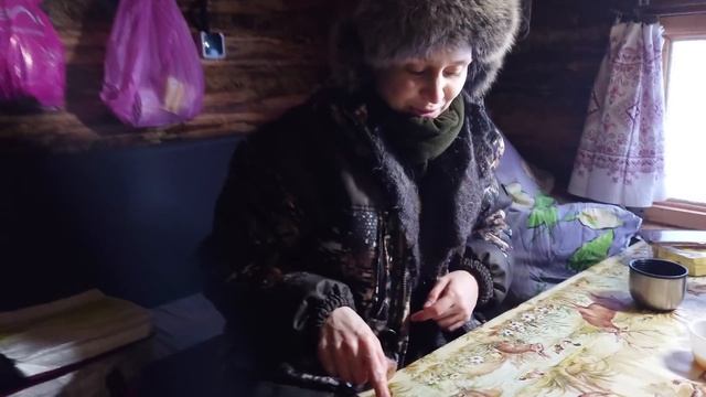 С Девушкой в Лесной Избе | Варим Уху из Форели смотреть онлайн