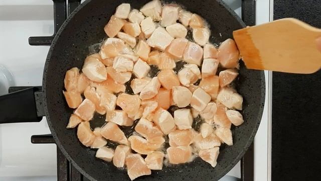Картошка в духовке с овощами и мясом под сыром. Просто поставь все в духовку! смотреть онлайн