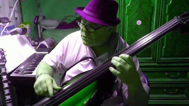 Tracy Dean McCallum playing my Palitino electric.upright bass. Get on down with your big old boy. смотреть онлайн