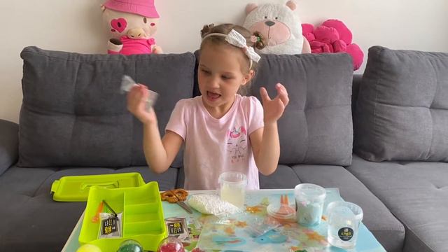 Соня делает СЛАЙМ Супер крутой набор с наполнителями. Цвет сюрприз смотреть онлайн