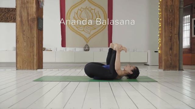 How to Do Happy Baby Yoga Pose | Ananda Balasana смотреть онлайн