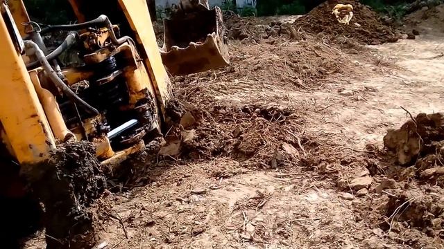 Экскаватор JCB 3CX Super выезжает из грязи смотреть онлайн