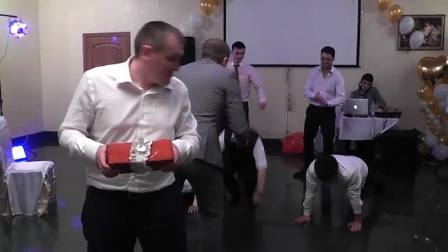 Бросание подвязки ВМЕСТЕ С КИРПИЧЕМ на свадьбе))