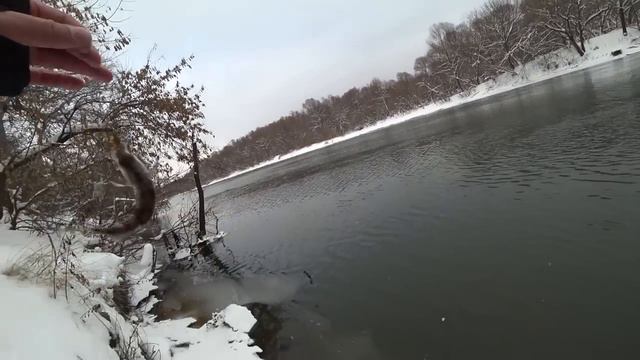 Рыбалка с perchинкой. ЛОВЛЯ ОКУНЯ на спиннинг в январе. смотреть онлайн