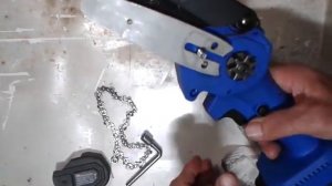 Смазка пильной цепи на аккумуляторном сучкорезе.