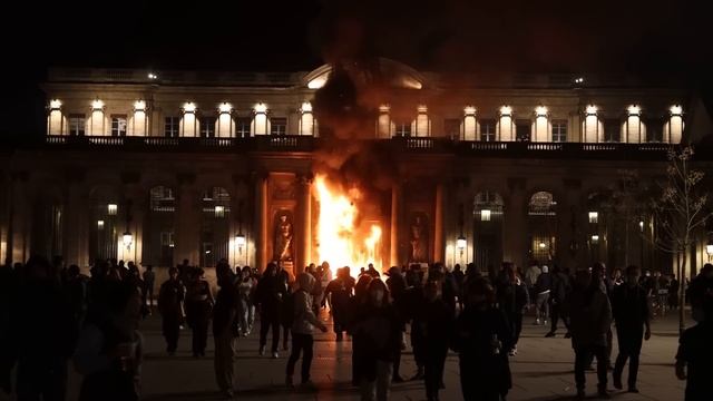 Grève du 23 mars : des manifestants mettent le feu à la mairie de Bordeaux смотреть онлайн