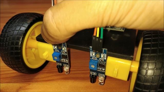 How To Make A DIY Arduino Line Follower Car At Home смотреть онлайн