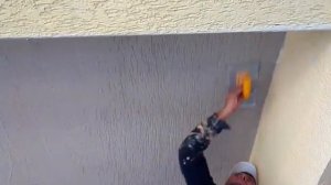 Штукатурка короед на потолке.как он должен выглядеть и как его наносить