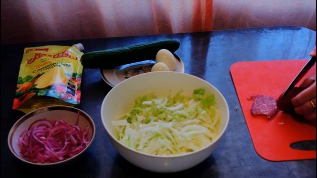 САЛАТ С ПЕКИНСКОЙ КАПУСТОЙ И КОПЧЕНОЙ КОЛБАСОЙ.БЫСТРО И ВКУСНО смотреть онлайн