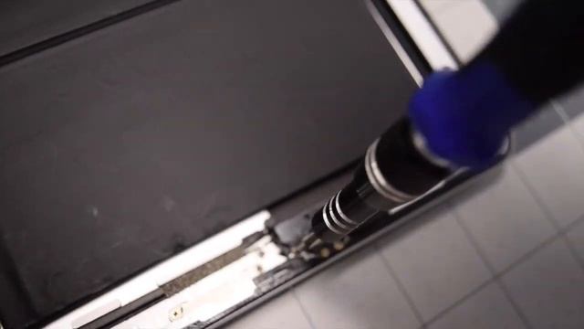 iPad 3 and 4 - WiFi Antenna Replacement смотреть онлайн
