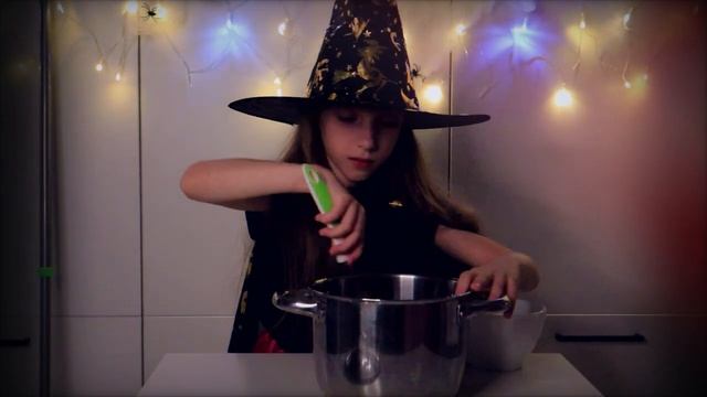 Маленькая Баба Яга и червячные кексы. Смотреть до конца! ? Истории на хэллоуин от девочки Сони. смотреть онлайн