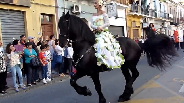 Santa Teresa di Riva (Me) - Un maestoso cavallo Frisone alla Festa della Primavera смотреть онлайн